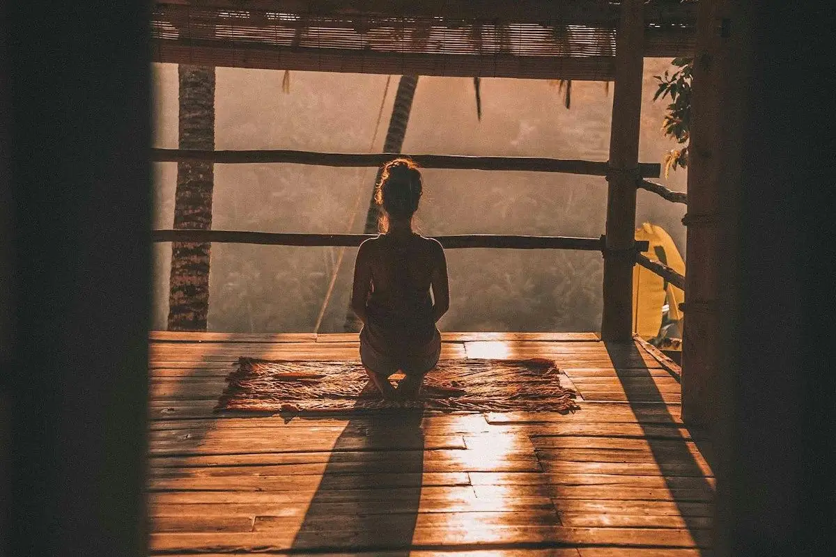Woman meditating with an open view, reflecting the spiritual meaning of 555 as release and freedom